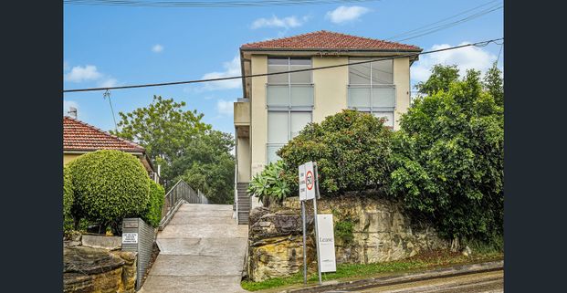 Bright and Airy 2-Bedroom Apartment - Photo 1