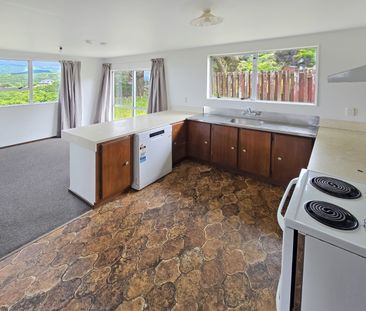 Three Bedroom House in Southgate - Photo 4