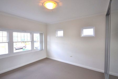 SPACIOUS FAMILY HOME - Photo 4