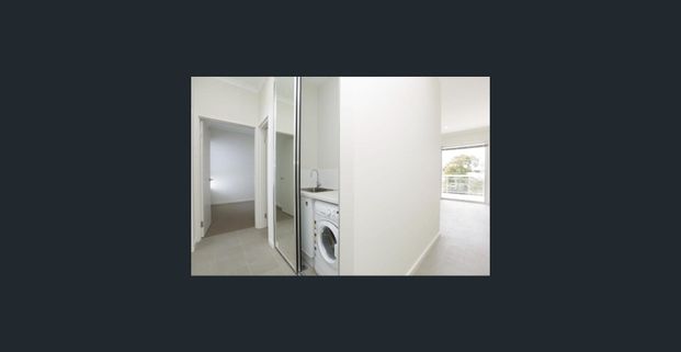 MODERN UNFURNISHED FIRST FLOOR APARTMENT - Photo 1