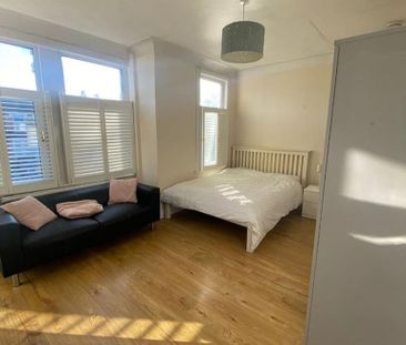 4 bedroom flat to rent - Photo 1