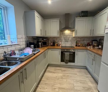 Room in a Shared House, Hillside, BN2 - Photo 1