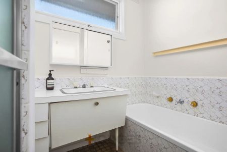 “BRIGHT & SUNNY | LOW MAINTENANCE | IDEAL LOCATION” - Photo 2