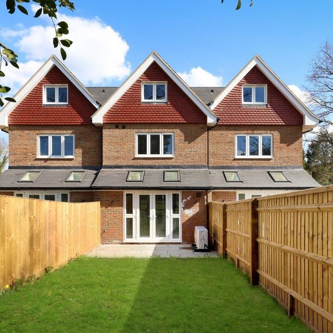 4 bedroom end of terrace house to rent - Photo 1