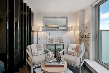 Bright and spacious one bedroom apartment located in the Pan Peninsula development E14. Boasting fantastic views of Canary Wharf, South Dock, Thames & O2 Arena. - Photo 3