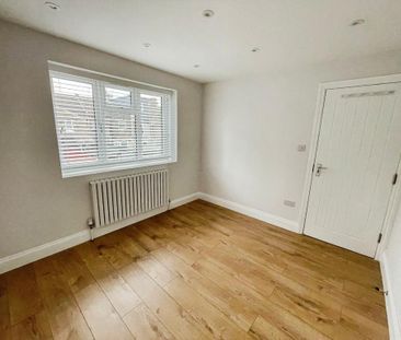 4 bedroom end of terrace house to rent - Photo 1