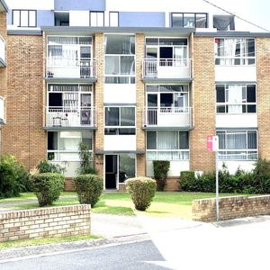 Super convenient location 2 Bedroom unit - Photo 3