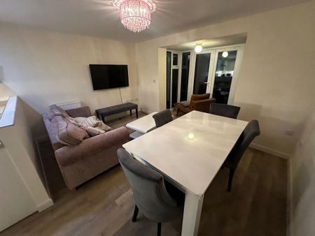 4 bedroom detached house to rent - Photo 2