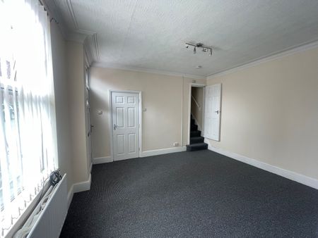 2 Bed Terraced House, Woodview Mount, LS11 - Photo 2