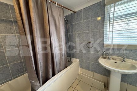 Period house with two bathrooms & patio garden - Photo 4