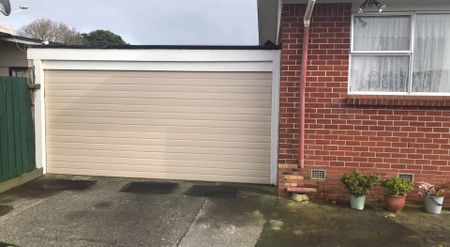 Home Alone - 2 brm plus Garage - Photo 2