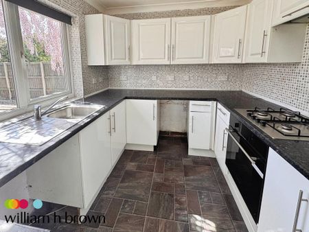 3 bedroom semi-detached house to rent - Photo 5