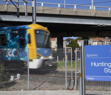 Contemporary Convenience with Privacy! - Photo 3