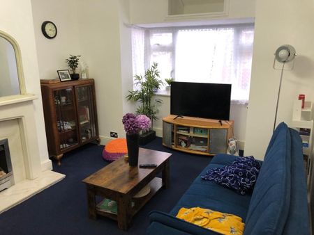 3 Bed Terraced House, Foundry Lane, SO15 - Photo 2