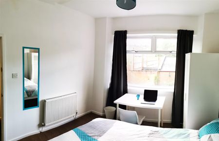 House - Terraced For Rent Broadway, Pontypridd - Photo 2