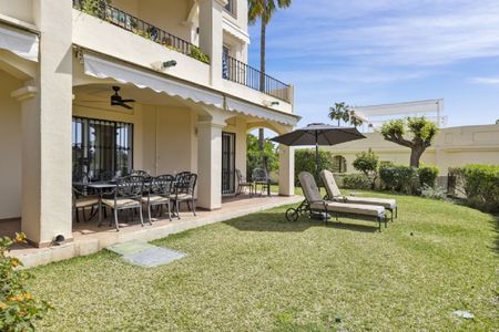 3 Bedroom Apartment For Rent in La Quinta, Málaga - Photo 4