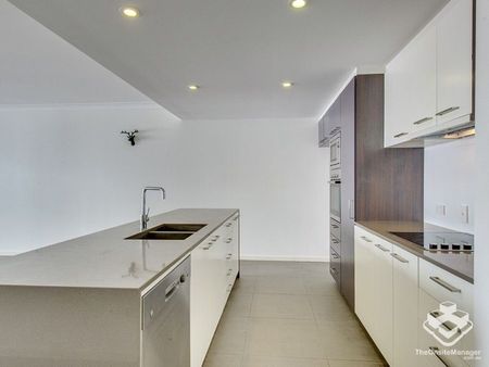 Furnished Spacious unit with park & city view - Photo 4
