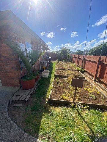 Charming 4BR Home in Pukekohe! - Photo 2