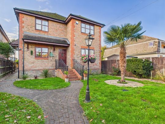 Hythe End Road, Wraysbury, Staines-upon-Thames,TW19 - Photo 1