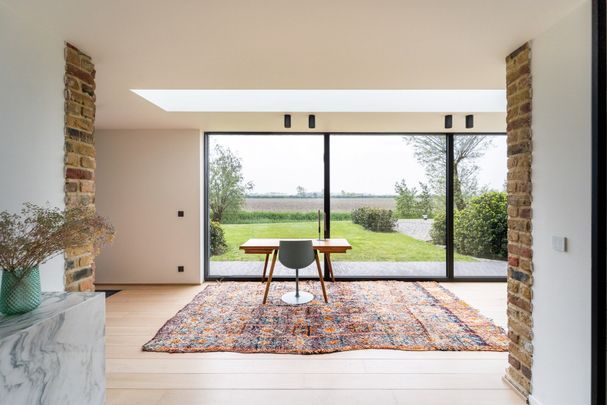 Prachtig gerenoveerde hoeve met panoramisch zicht over de polders - Photo 1