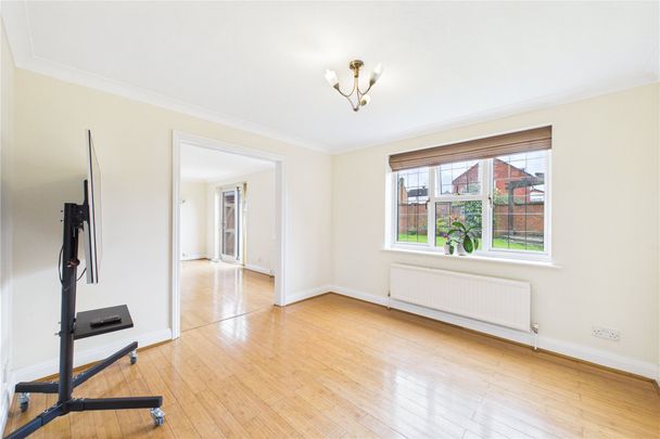 4 bedroom House in Cutbush Close, Reading - Photo 1