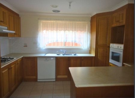 Spacious and Modern Living at 13 Royal Place, South Morang - Photo 2