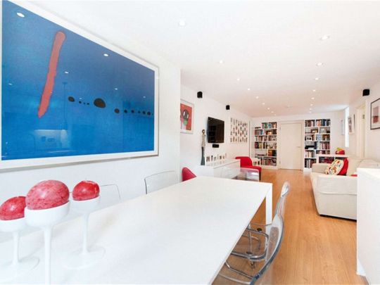 Contemporary two bedroom, two bathroom ground floor flat with wood floors, a private garden and a cellar. - Photo 1