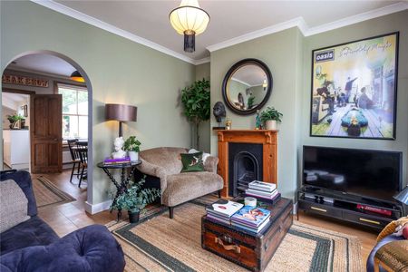 Beautiful Victorian terrace in a sought-after cul-de-sac - Photo 2