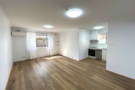 Choice of Two Newly Renovated One Bedroom Units! - Photo 5