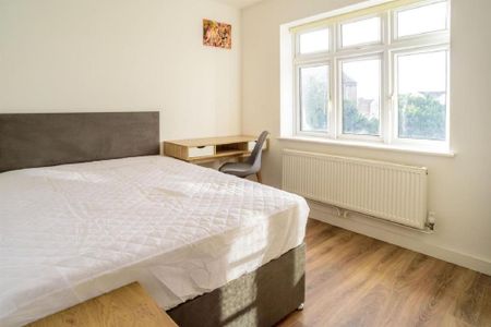 1 bedroom in a house share to rent - Photo 2