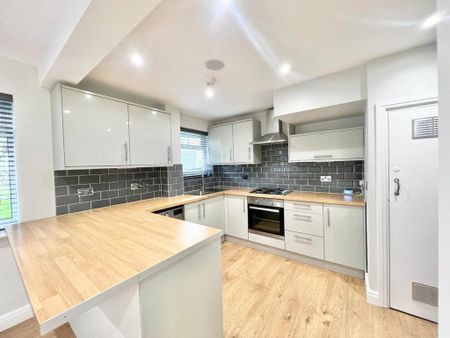 4 bedroom semi-detached house to rent - Photo 2