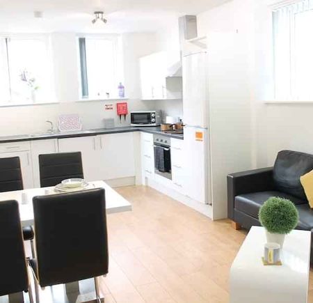 Three Bed Apartment - Photo 5