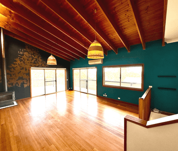 Spacious Bushland Retreat Close to Merimbula CBD - Photo 2