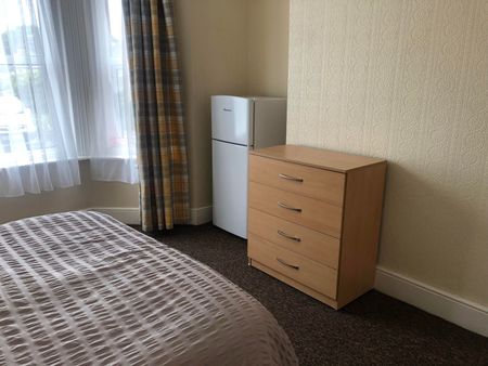 Albert Road, Poole, Dorset, BH12 2BX - Photo 5