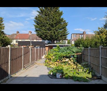 Room in a Shared House, Dersingham Avenue, E12 - Photo 5