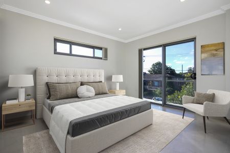 Grand Three Bedroom Townhouse Style Apartment! - Photo 2