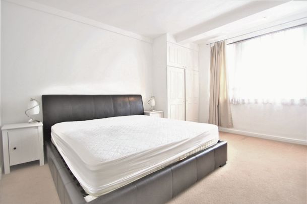 Latymer Court, Hammersmith Road, Hammersmith, London, W6 - Photo 1