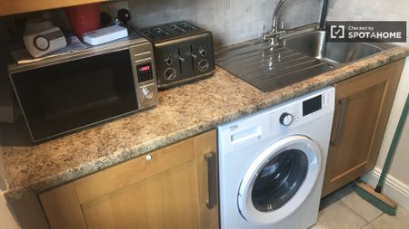 Large room for rent in a 5 bedroom family home in Rathcoole - Photo 4