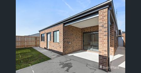 Easy, Low-Maintenance Living in a Quiet Officer Location - Photo 3