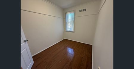 ✅ Freshly Painted & Ready! Sunny 3-Bed Home with Sunroom! - Photo 5