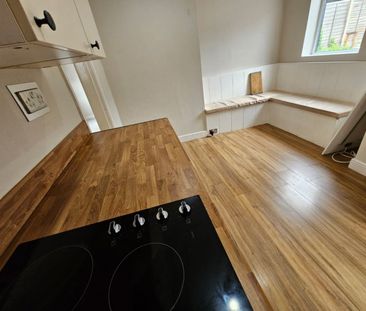4 bed Semi-Detached - To Let - Photo 4