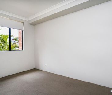 Modern Ground Floor Apartment with Spacious Courtyard - Photo 1