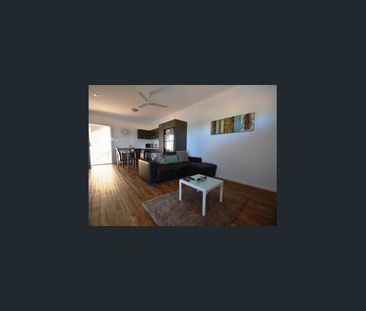 EXECUTIVE LIVING AT ITS FINEST - Furnished 1x1 - Photo 2