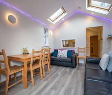 5 bed house in ideal central location - Photo 1