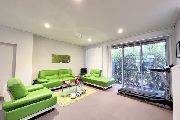 3 Bedroom 2.5 Bathroom 2 Locked Garage Remote Control - Photo 1