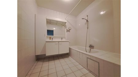 Een goed gelegen appartement op de tweede verdieping met garage - Photo 4