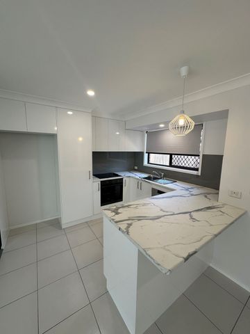 2/7 Burwood Court, Labrador, QLD 4215 - Photo 3