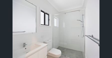 Gorgeous Four Bedroom townhouse, Modern Living at Its Best! - Photo 3