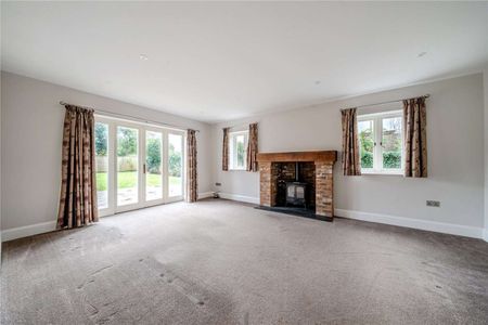 A well proportioned modern detached family home - Photo 2