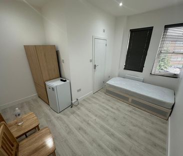 Studio Flat, Catford Hill, SE6 - Photo 1